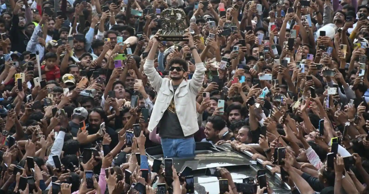 Munawar Faruqui takes 'Bigg Boss' trophy to Dongri, receives grand welcome from a sea of fans